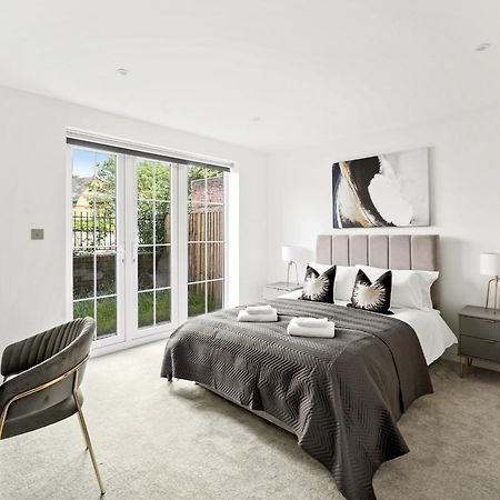 Elegant Apartments In Staines L Free Onsite Parking Exterior photo