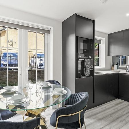 Elegant Apartments In Staines L Free Onsite Parking Exterior photo