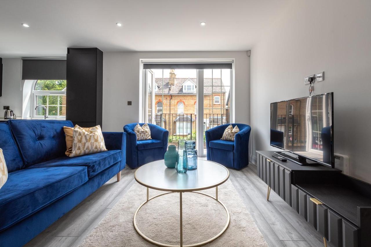Elegant Apartments In Staines L Free Onsite Parking Exterior photo