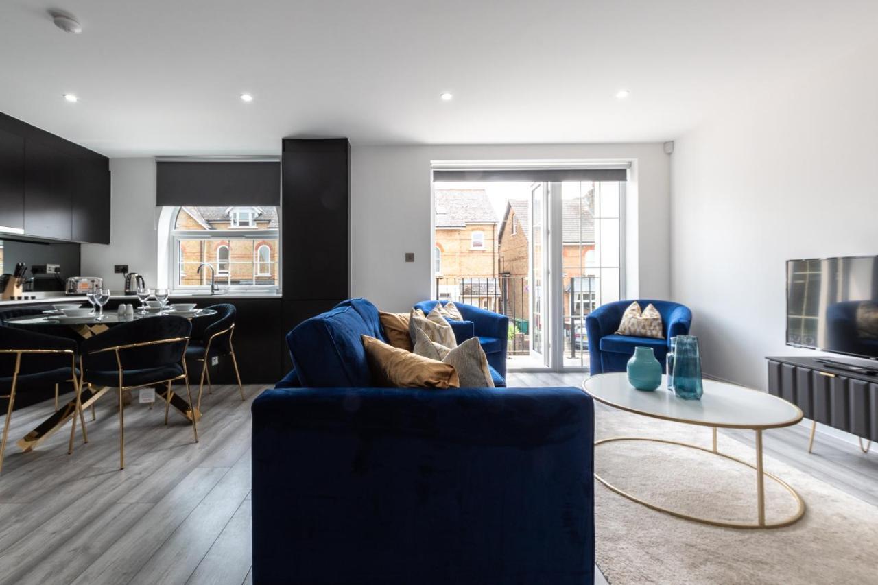 Elegant Apartments In Staines L Free Onsite Parking Exterior photo
