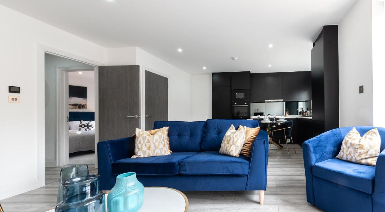 Elegant Apartments In Staines L Free Onsite Parking Exterior photo