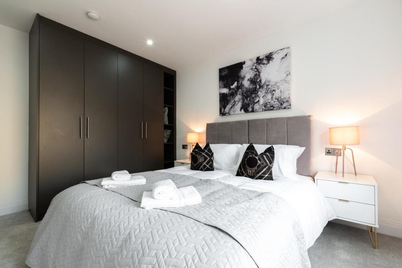 Elegant Apartments In Staines L Free Onsite Parking Exterior photo
