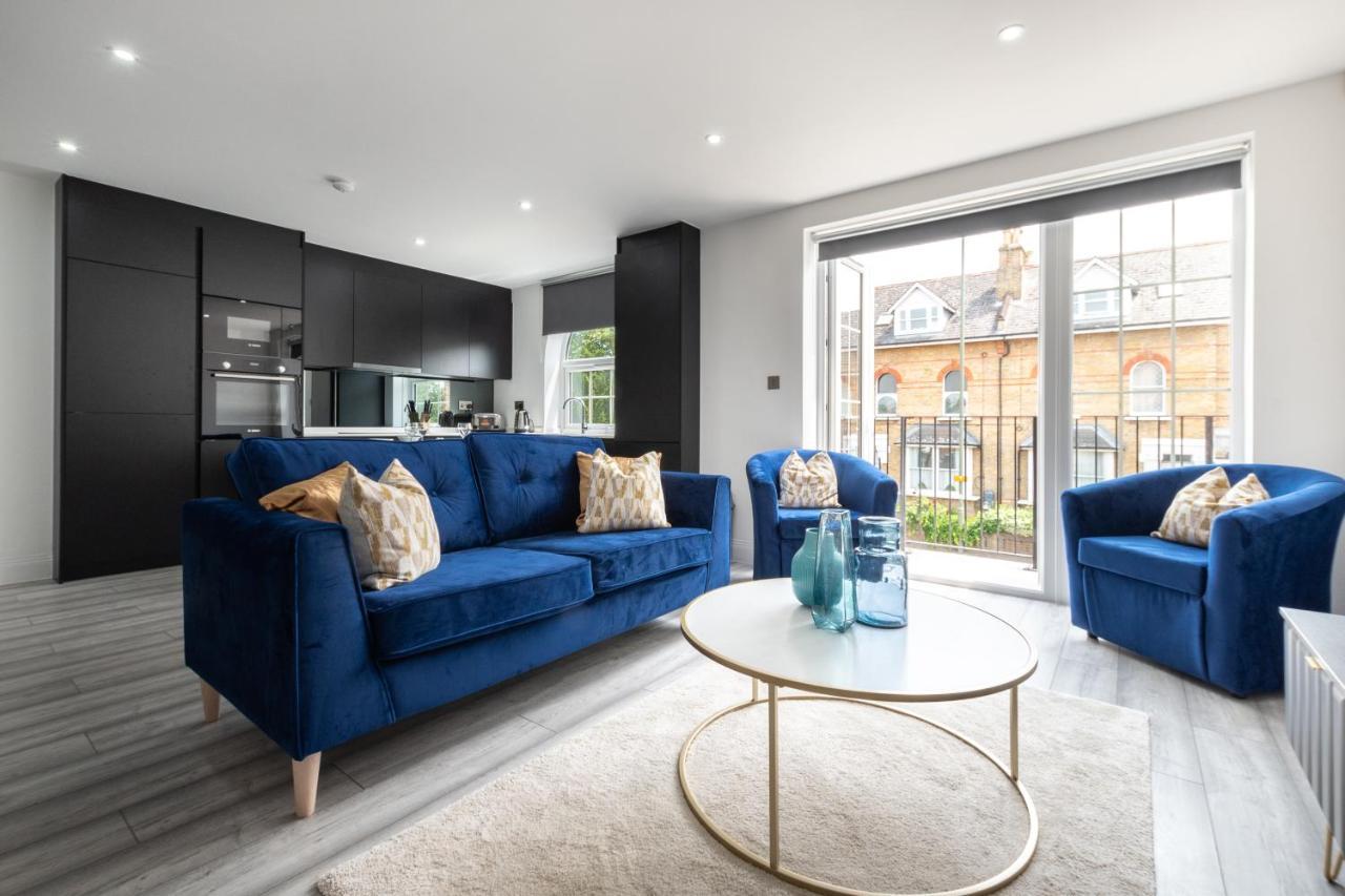 Elegant Apartments In Staines L Free Onsite Parking Exterior photo
