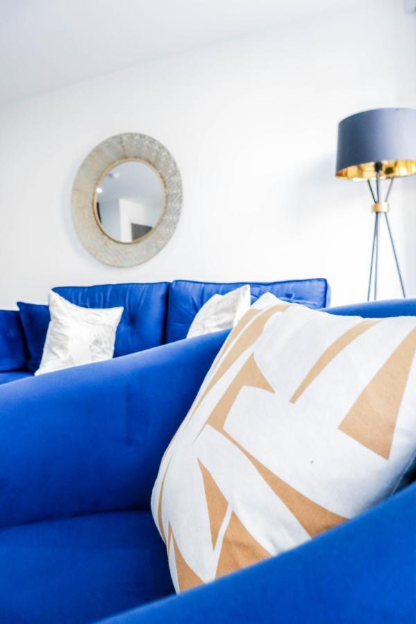 Elegant Apartments In Staines L Free Onsite Parking Exterior photo
