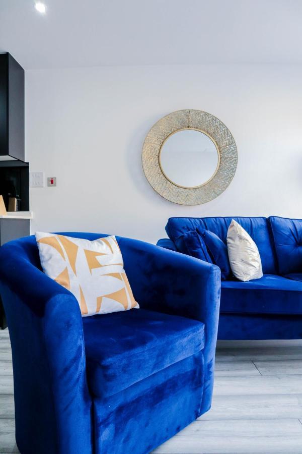 Elegant Apartments In Staines L Free Onsite Parking Exterior photo