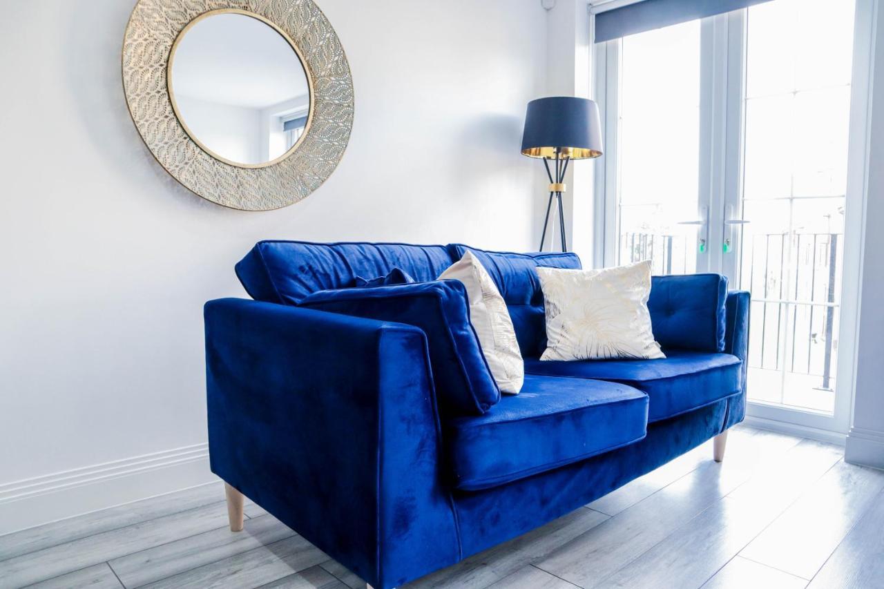 Elegant Apartments In Staines L Free Onsite Parking Exterior photo