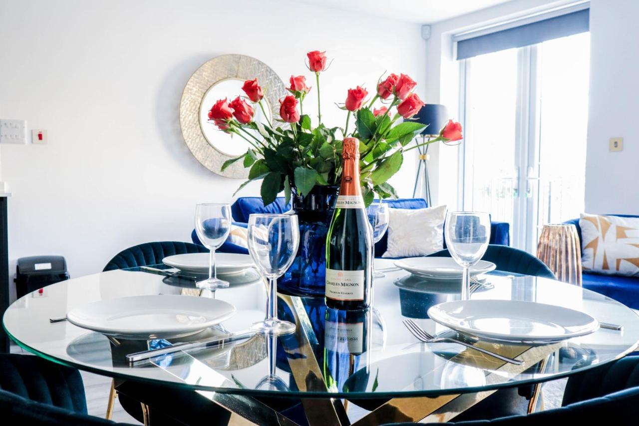 Elegant Apartments In Staines L Free Onsite Parking Exterior photo