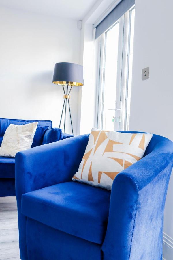Elegant Apartments In Staines L Free Onsite Parking Exterior photo