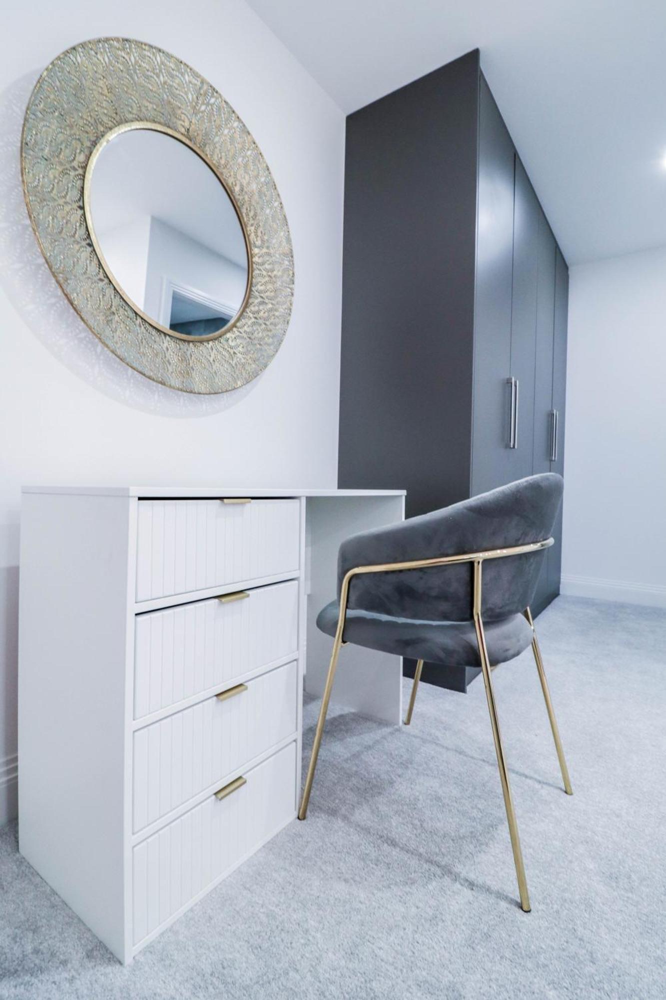 Elegant Apartments In Staines L Free Onsite Parking Exterior photo