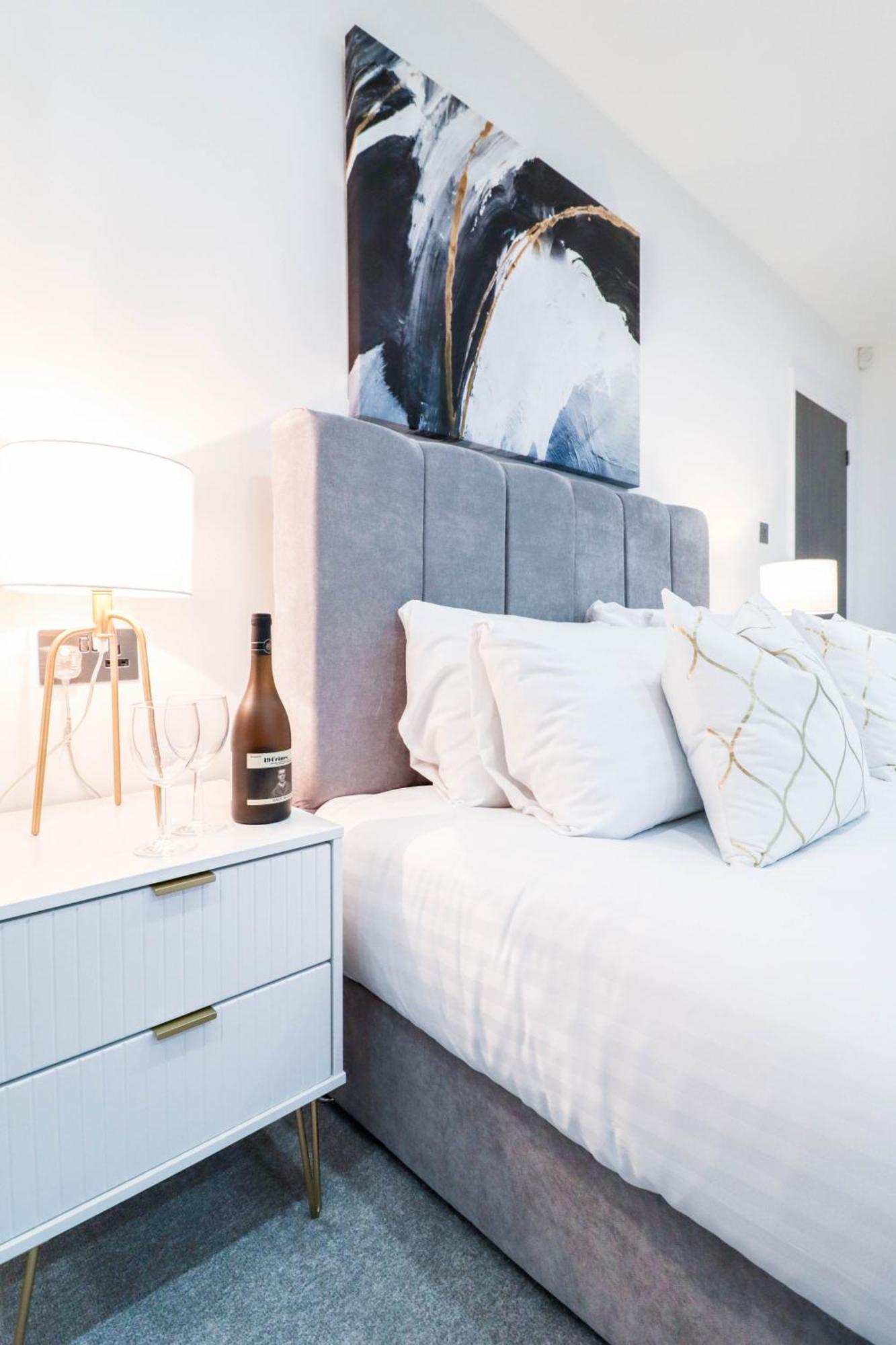 Elegant Apartments In Staines L Free Onsite Parking Exterior photo