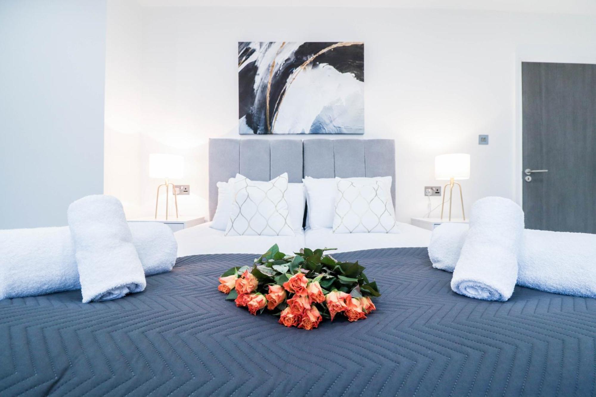 Elegant Apartments In Staines L Free Onsite Parking Exterior photo