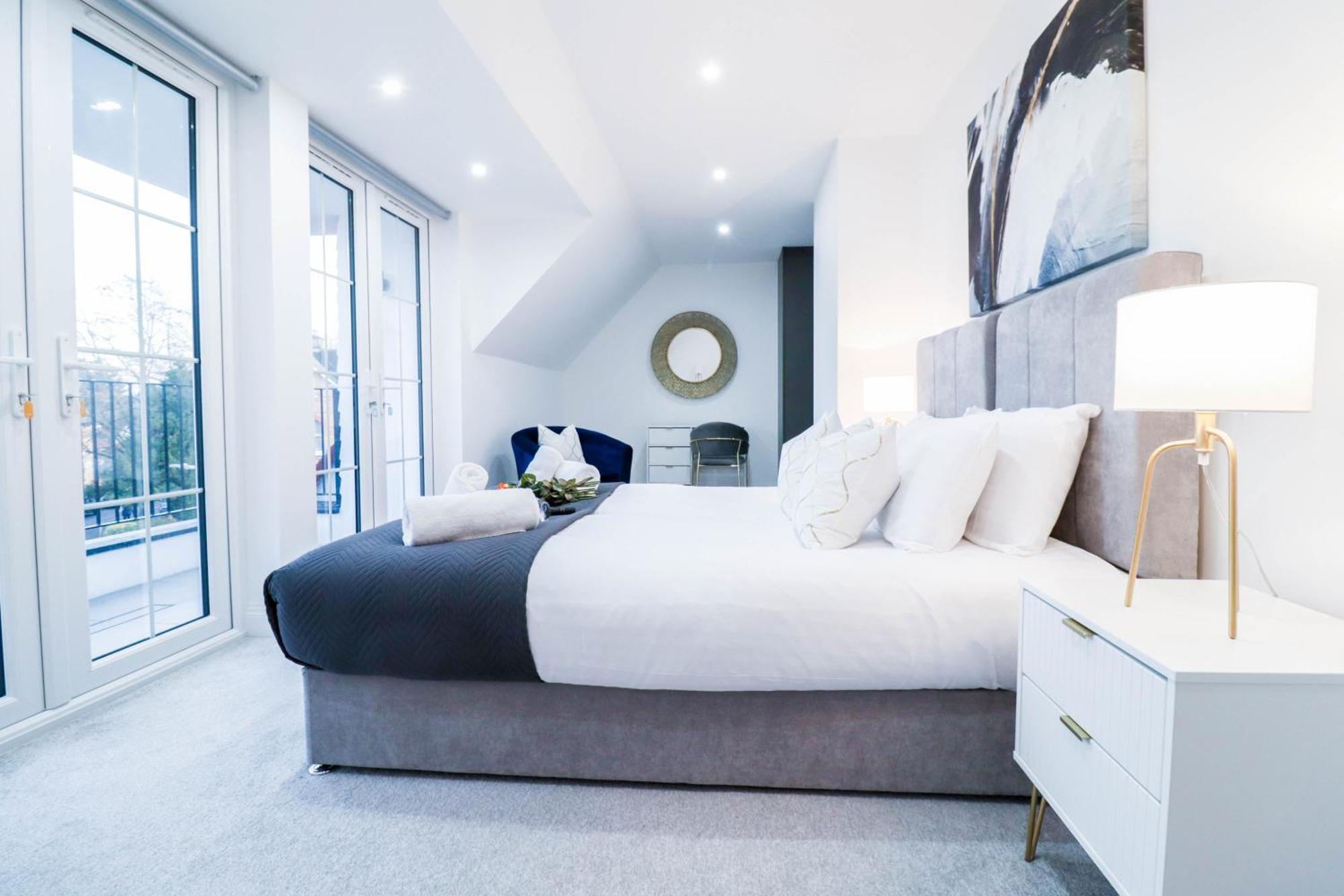 Elegant Apartments In Staines L Free Onsite Parking Exterior photo