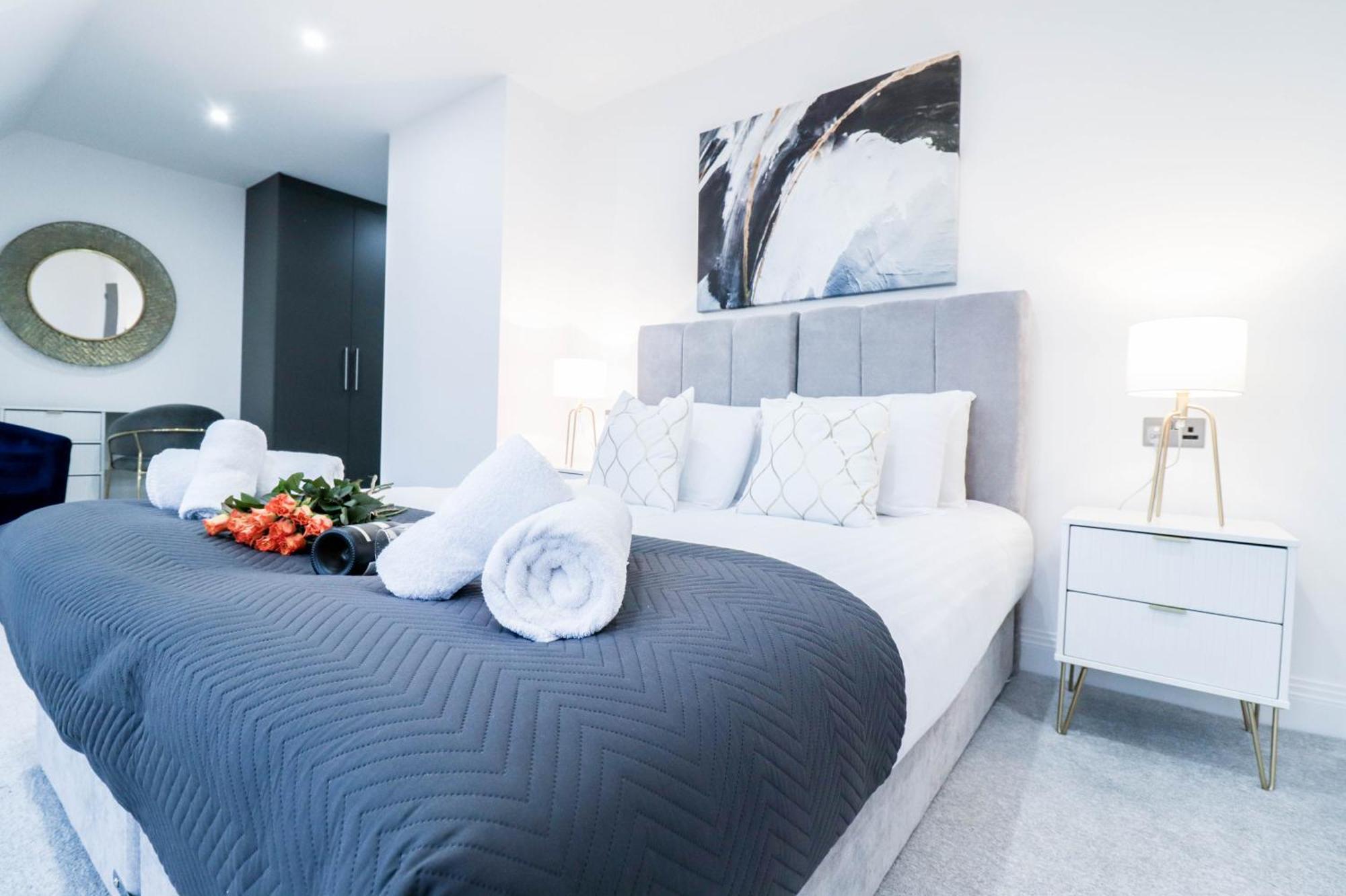 Elegant Apartments In Staines L Free Onsite Parking Exterior photo