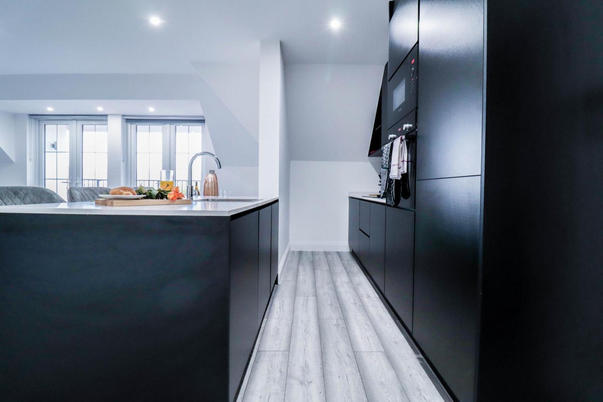 Elegant Apartments In Staines L Free Onsite Parking Exterior photo