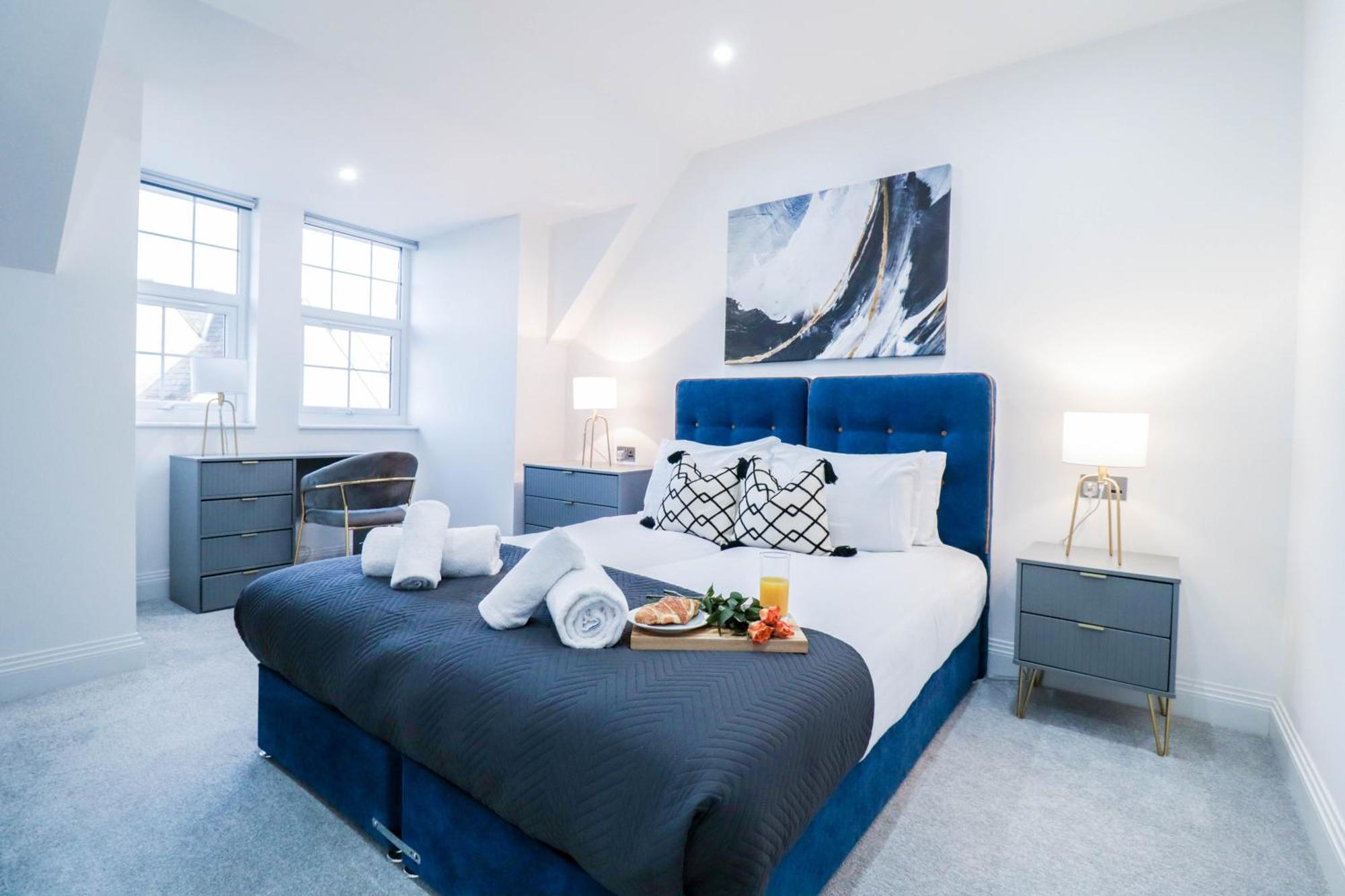 Elegant Apartments In Staines L Free Onsite Parking Exterior photo