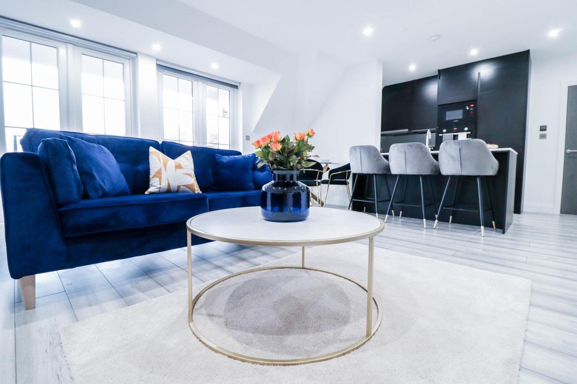 Elegant Apartments In Staines L Free Onsite Parking Exterior photo