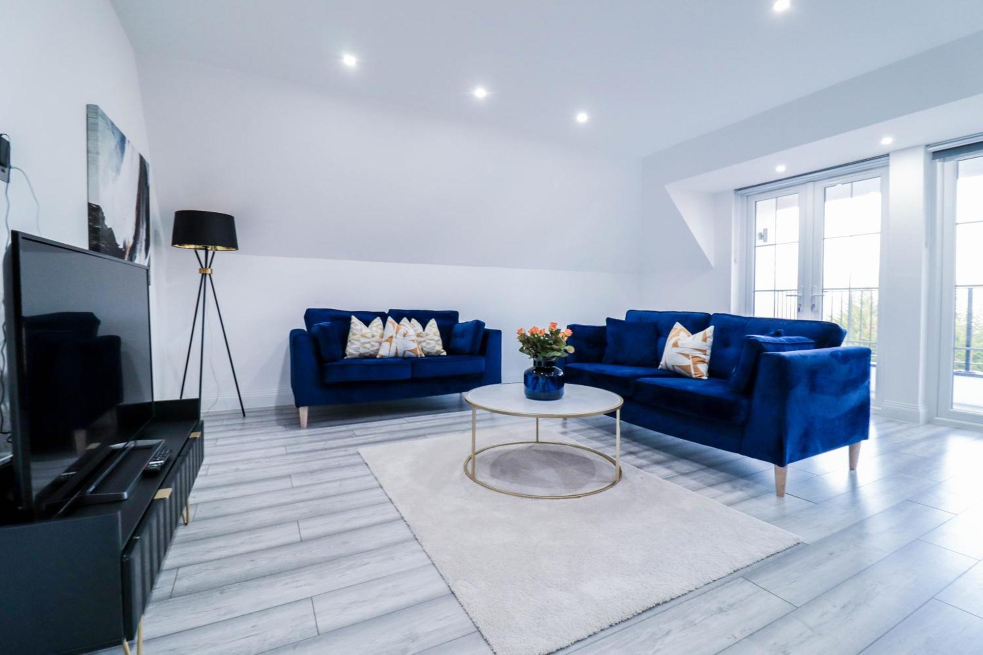 Elegant Apartments In Staines L Free Onsite Parking Exterior photo