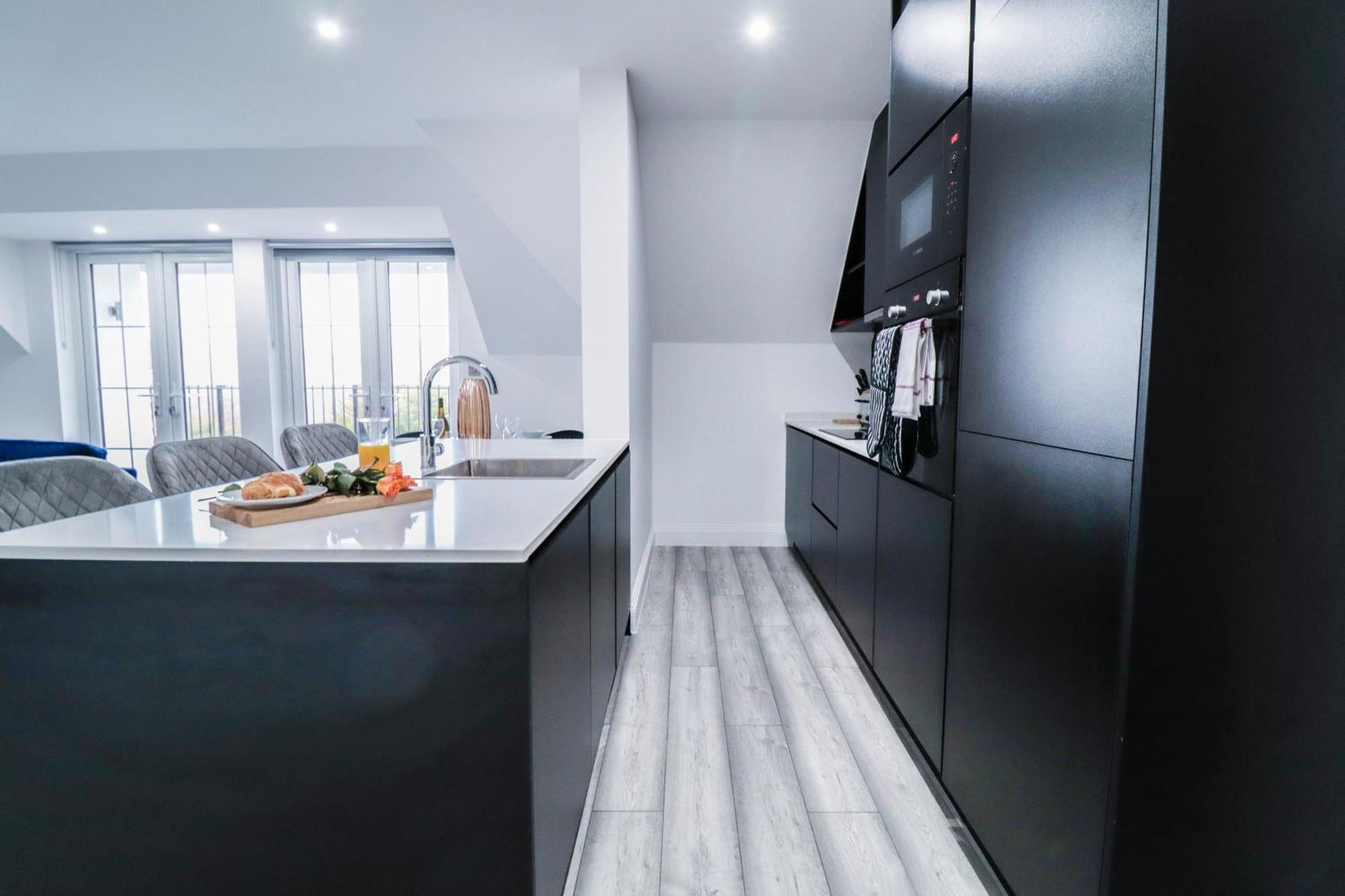 Elegant Apartments In Staines L Free Onsite Parking Exterior photo