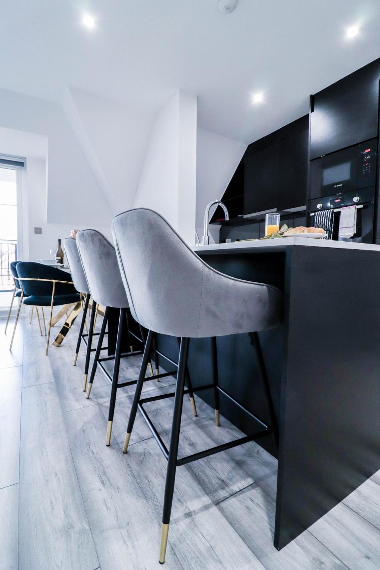 Elegant Apartments In Staines L Free Onsite Parking Exterior photo