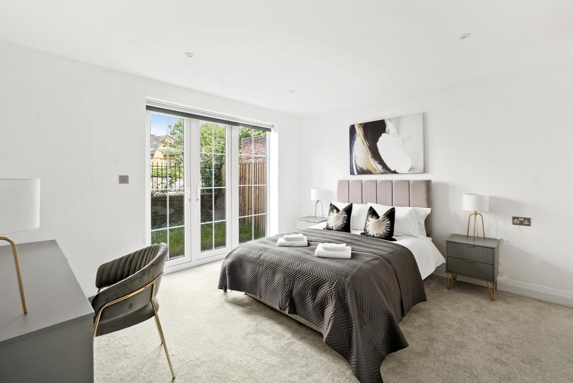 Elegant Apartments In Staines L Free Onsite Parking Exterior photo
