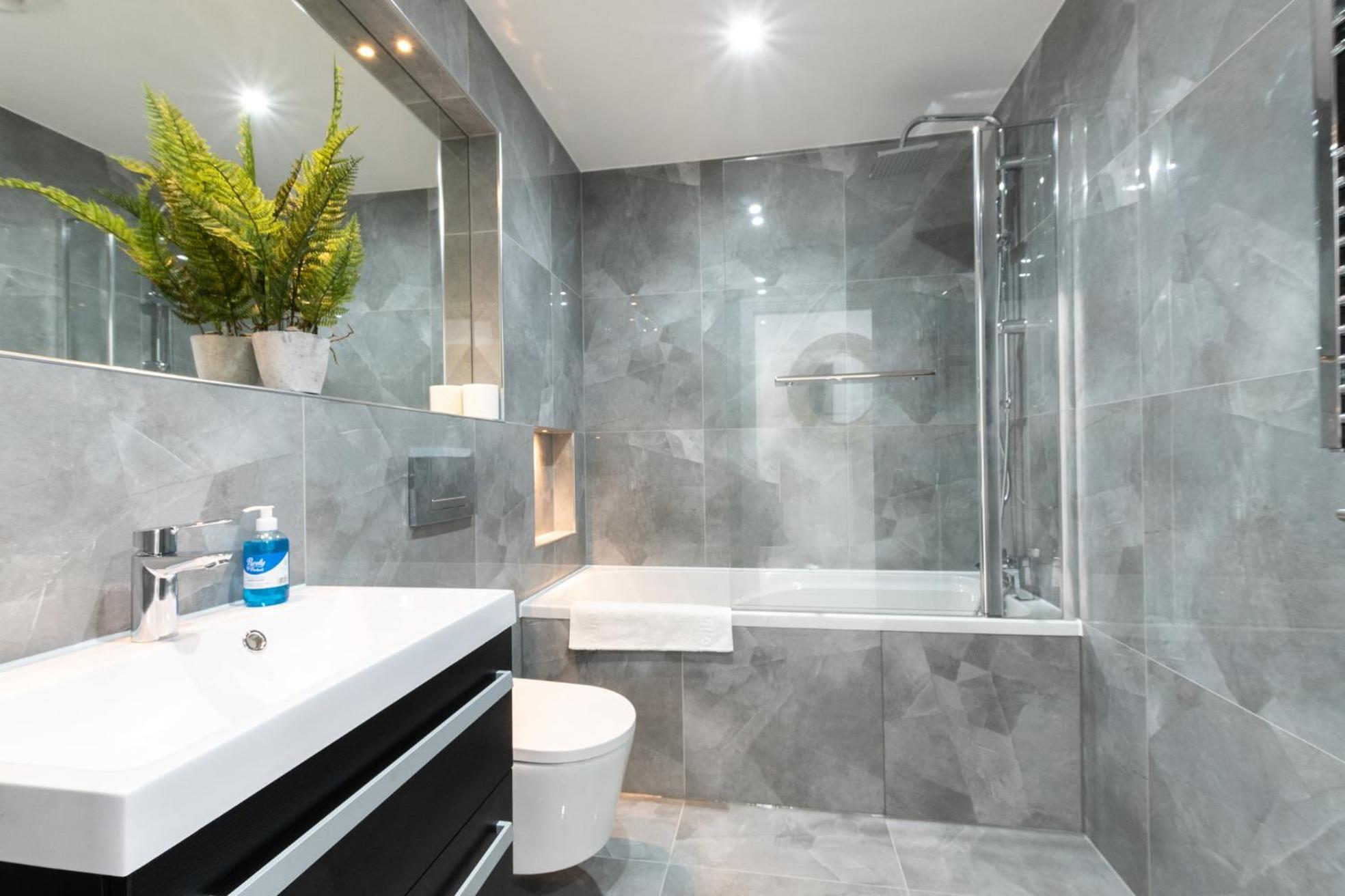 Elegant Apartments In Staines L Free Onsite Parking Exterior photo
