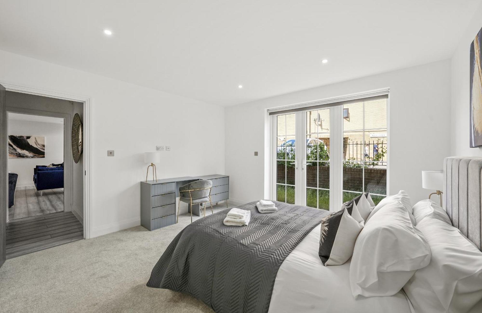 Elegant Apartments In Staines L Free Onsite Parking Exterior photo