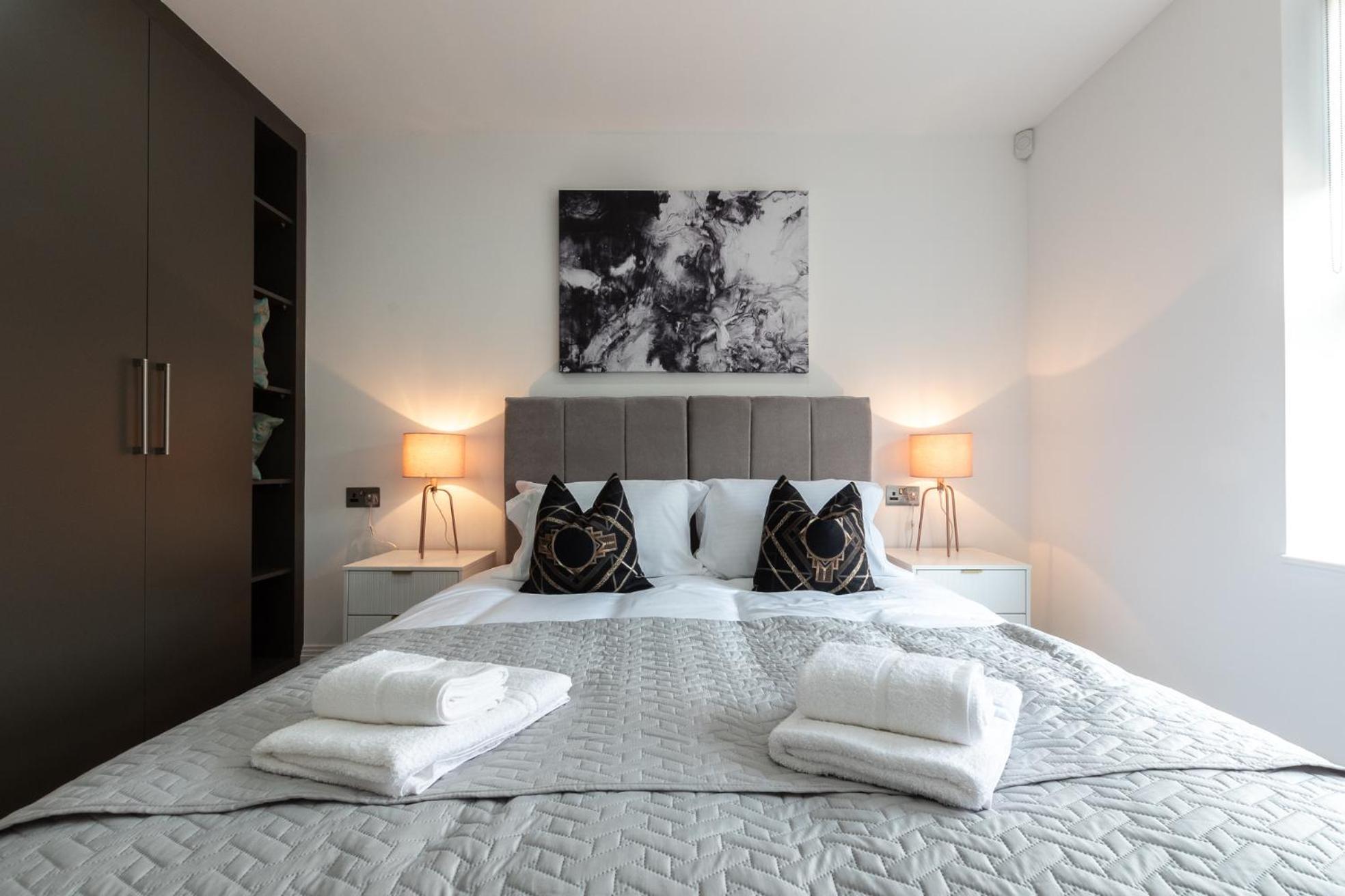 Elegant Apartments In Staines L Free Onsite Parking Exterior photo