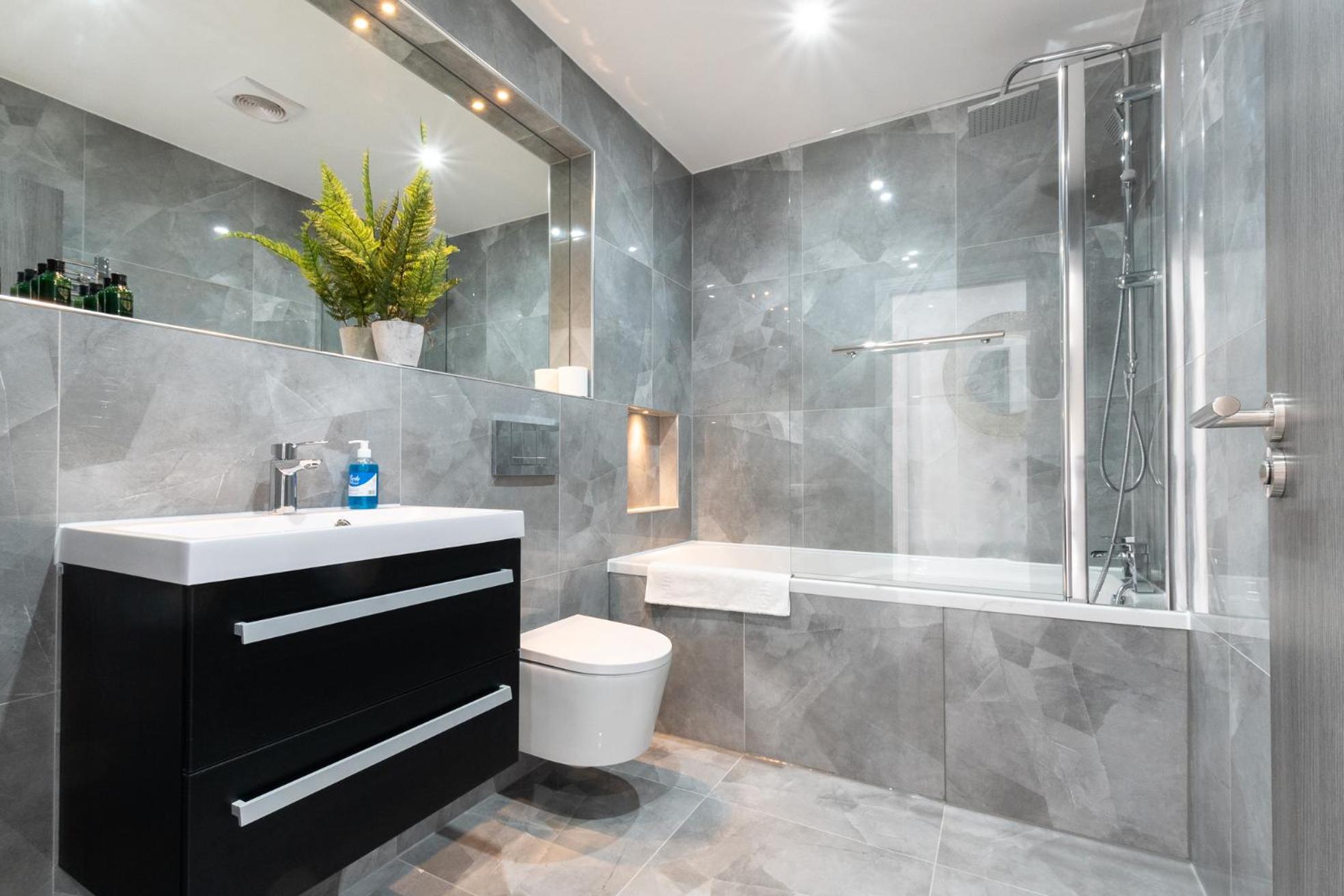 Elegant Apartments In Staines L Free Onsite Parking Exterior photo
